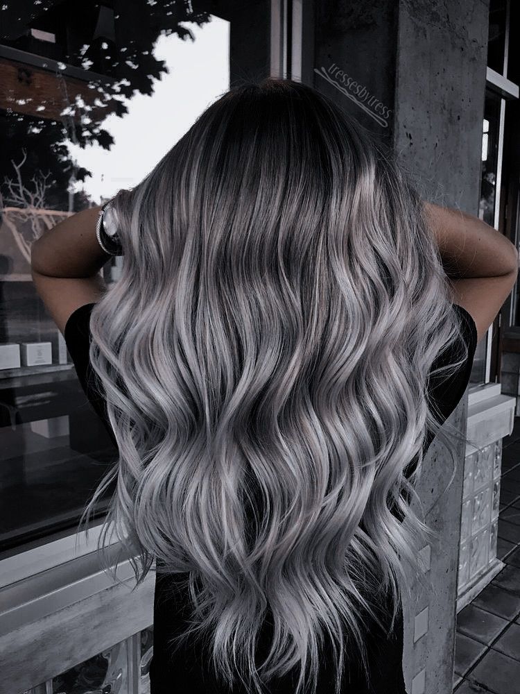 Cheveux longs ondulés gris argenté