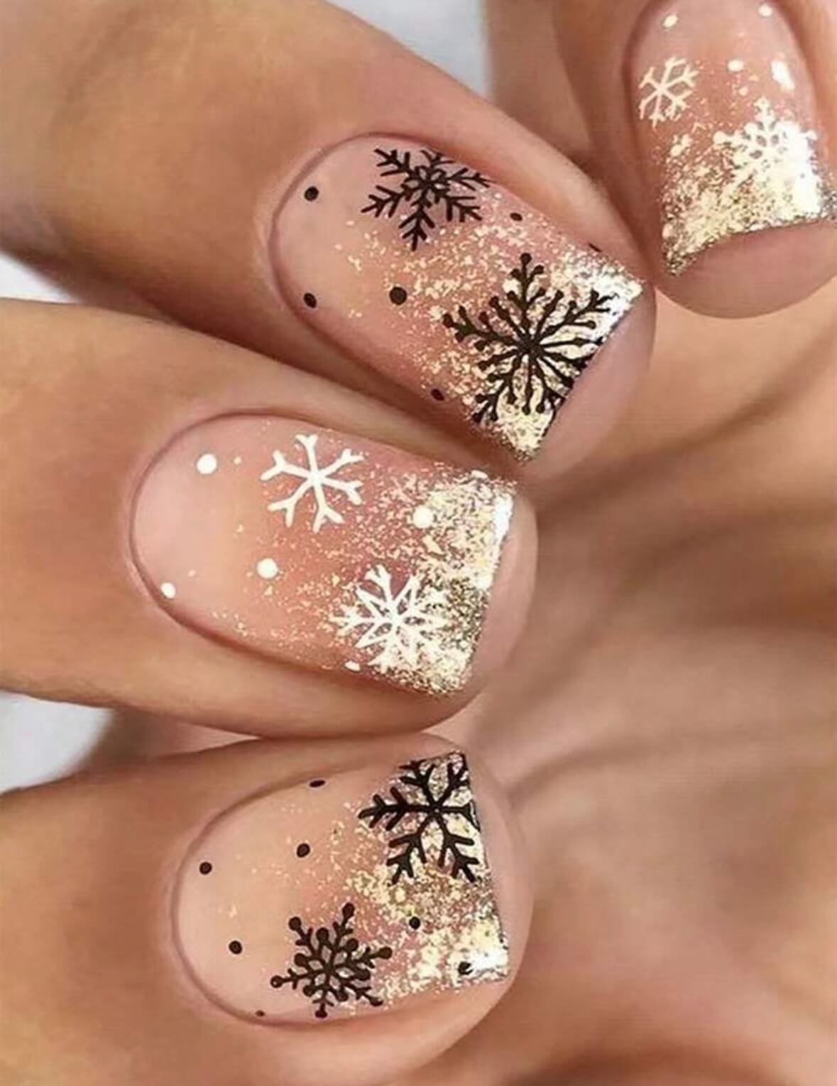 Ongles Noël 2025 : Les 10 Tendances Incontournables
