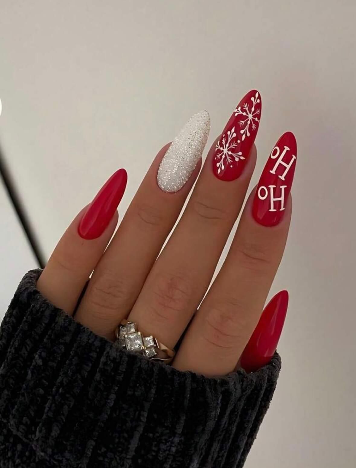 Ongles stiletto rouge vif pour Noël avec inscription Ho Ho Ho