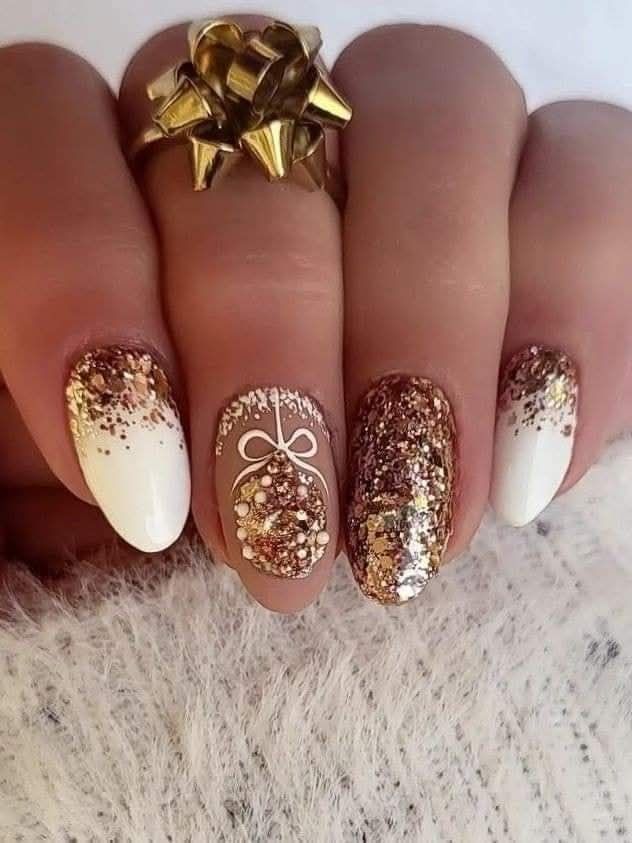 Manucure de Noël élégante avec paillettes dorées et boule de Noël dessinée