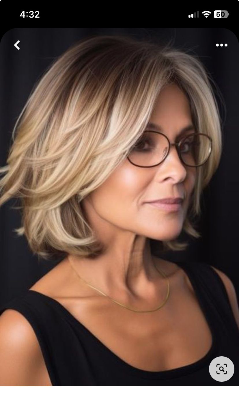 Vue de profil d'une coupe courte dégradée pour maximiser le volume sur cheveux matures