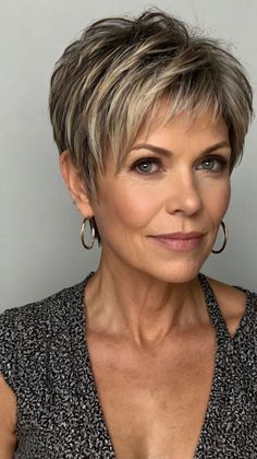Coiffure pixie cut très courte et chic sur une femme de plus de 50 ans aux cheveux blancs