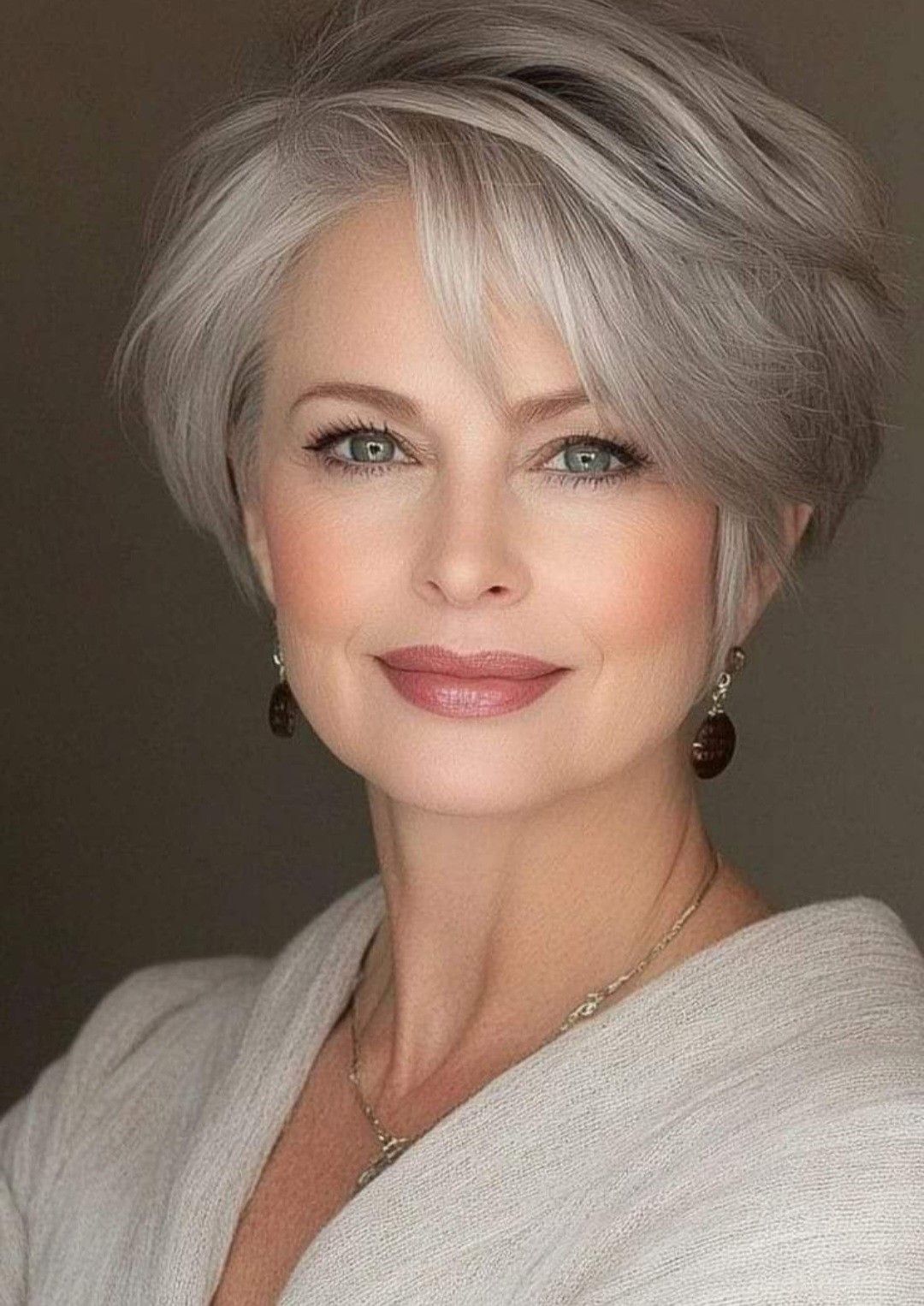 Coupe de cheveux courte et texturée sur des cheveux gris magnifiquement assumés