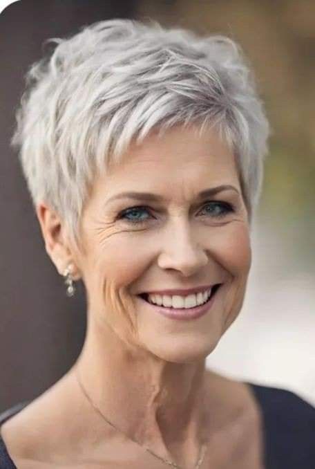 Exemple de coupe bixie tendance pour femme de plus de 50 ans