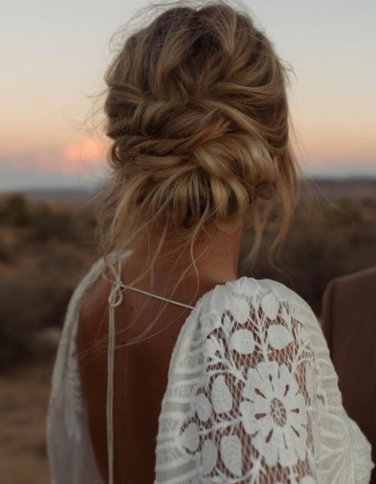 Chignon flou et naturel dans un jardin ensoleillé